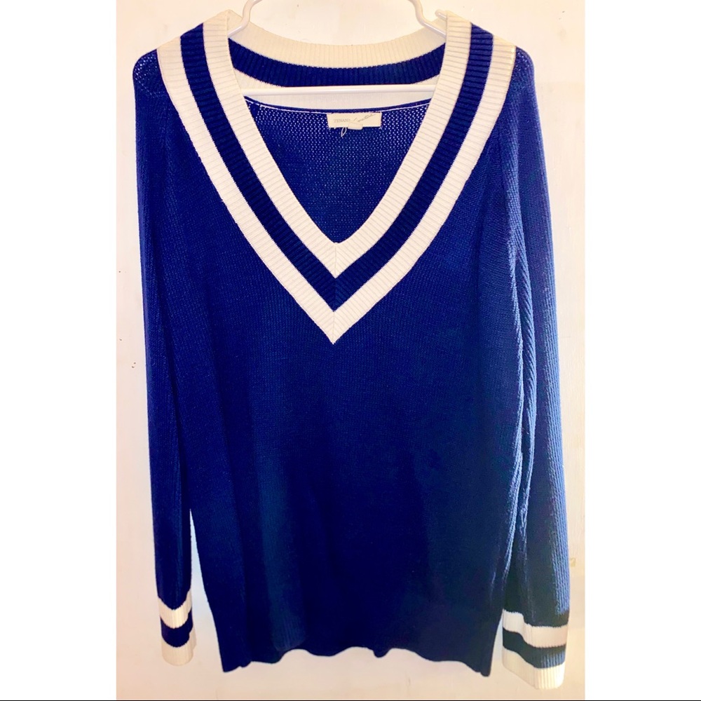 Zenana Signature blue and white v neck sweater